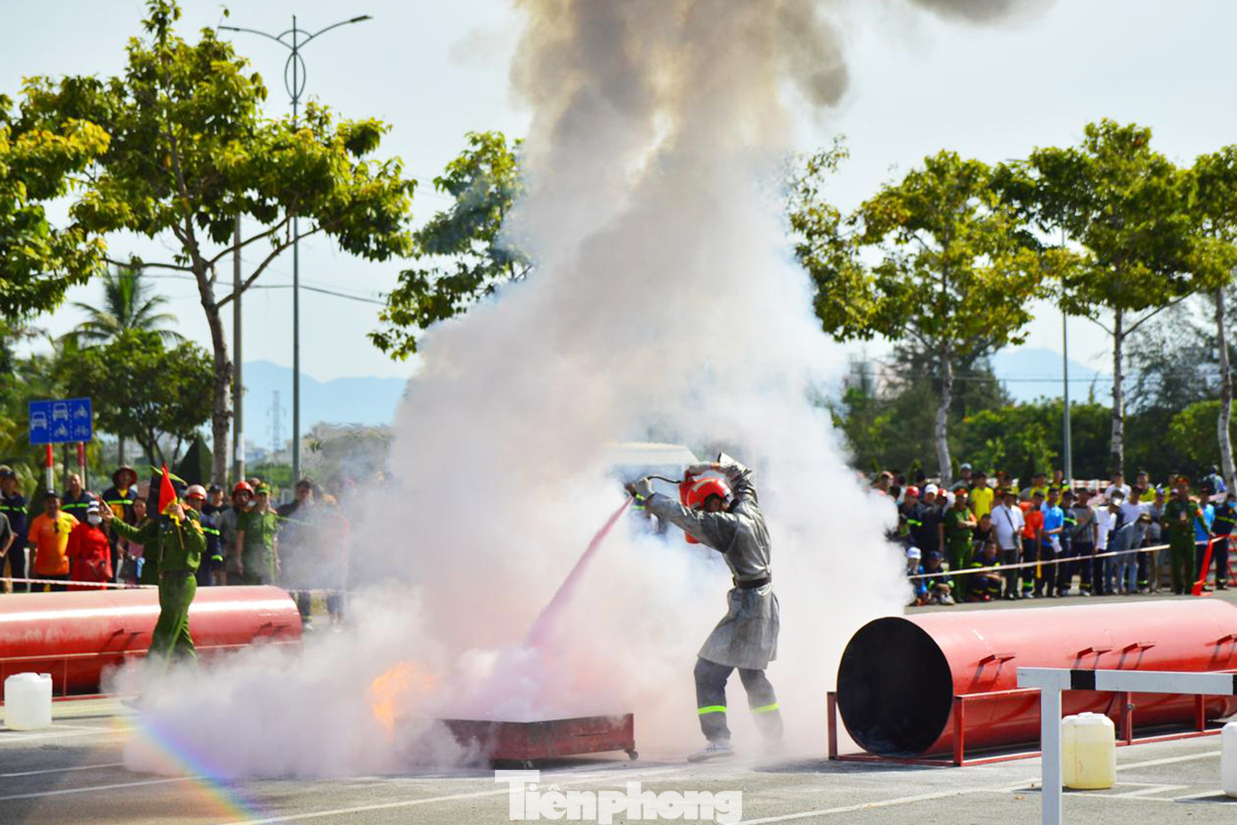 Xem lính cứu hỏa vượt rào, dập lửa, cứu nạn nhân khỏi đám cháy ảnh 5