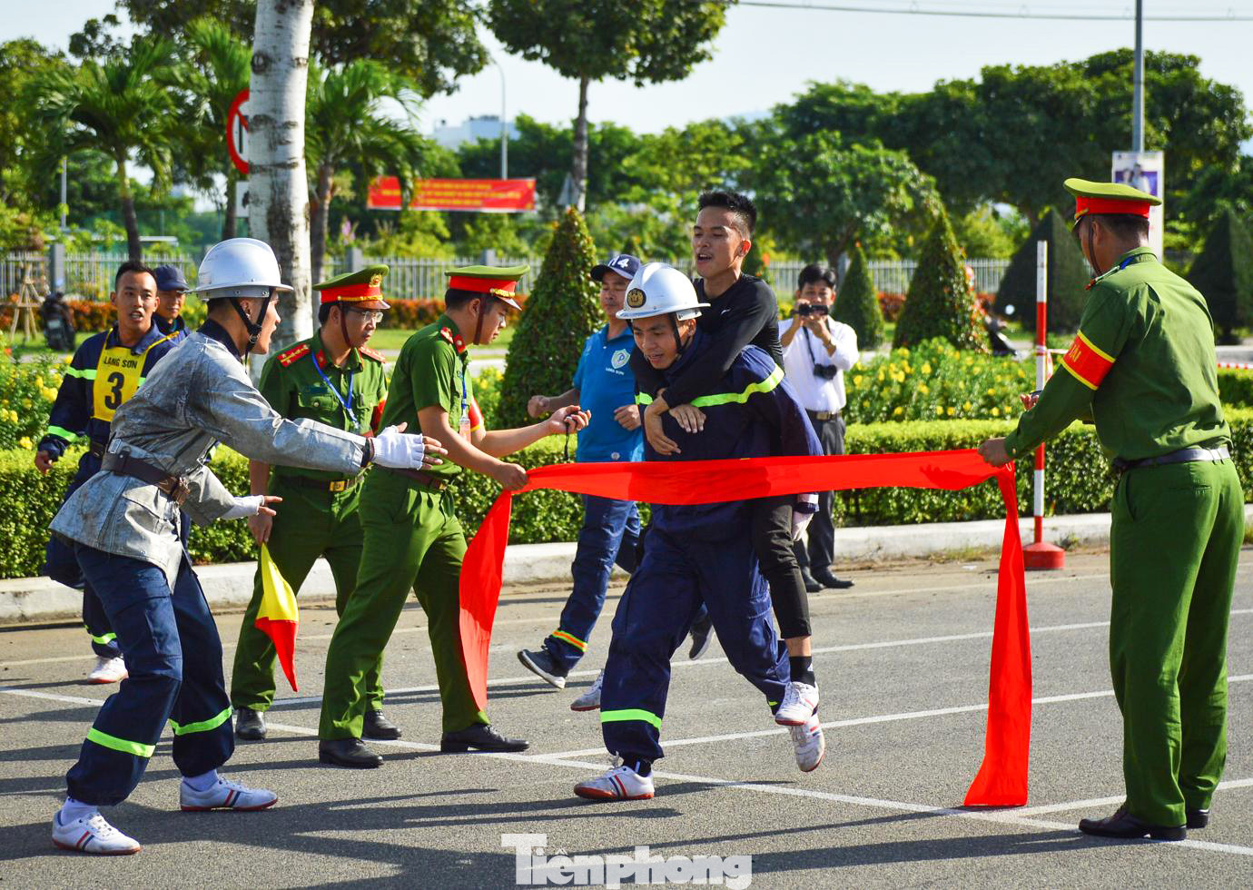 Xem lính cứu hỏa vượt rào, dập lửa, cứu nạn nhân khỏi đám cháy ảnh 9