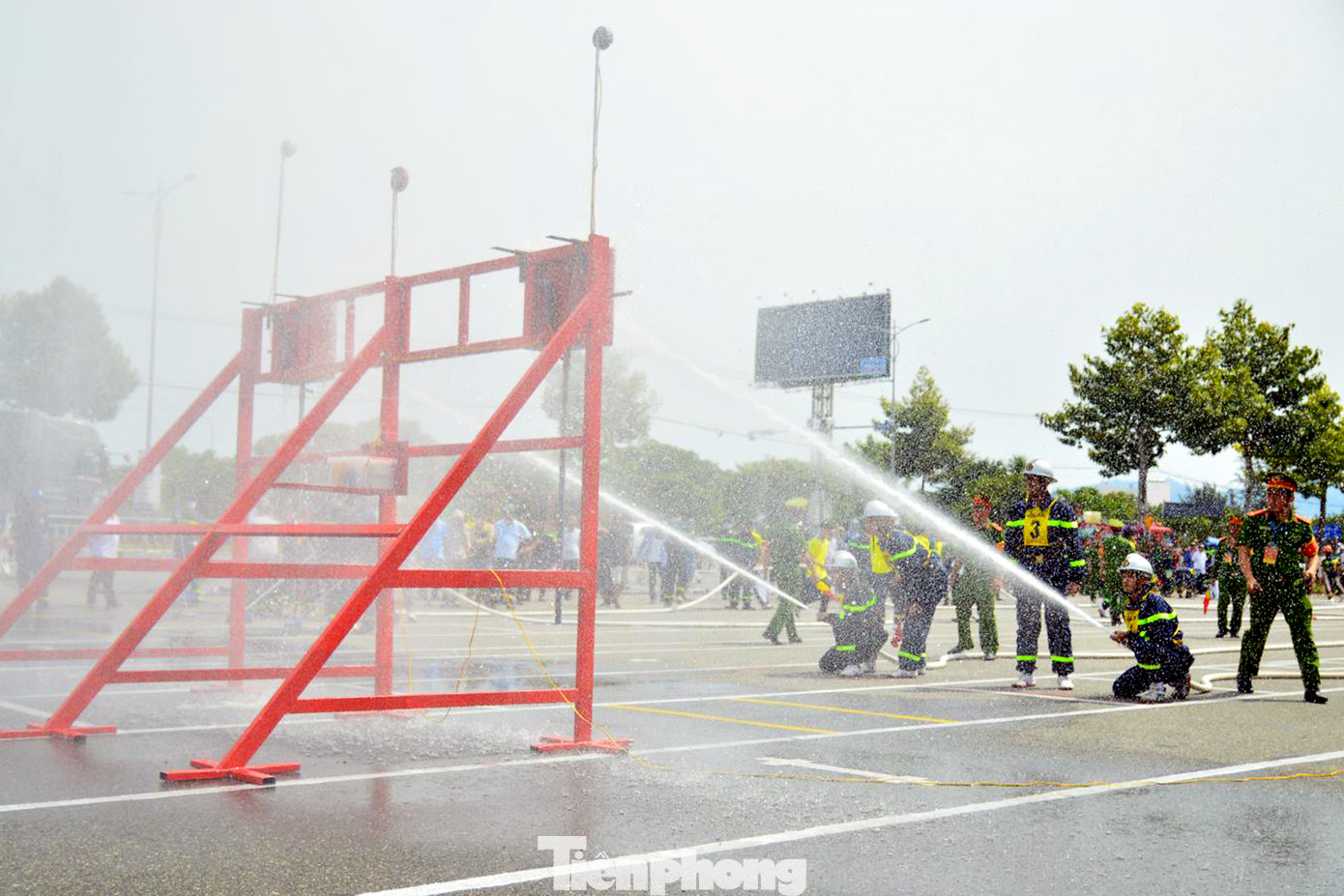 Xem lính cứu hỏa vượt rào, dập lửa, cứu nạn nhân khỏi đám cháy ảnh 4