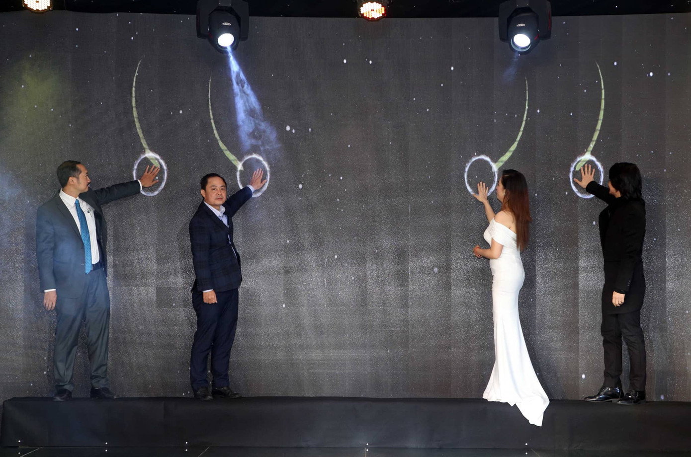 Tiểu Vy, Kiều Loan 'cầm cân nảy mực' Hoa khôi Du lịch Đà Nẵng 2021 ảnh 2