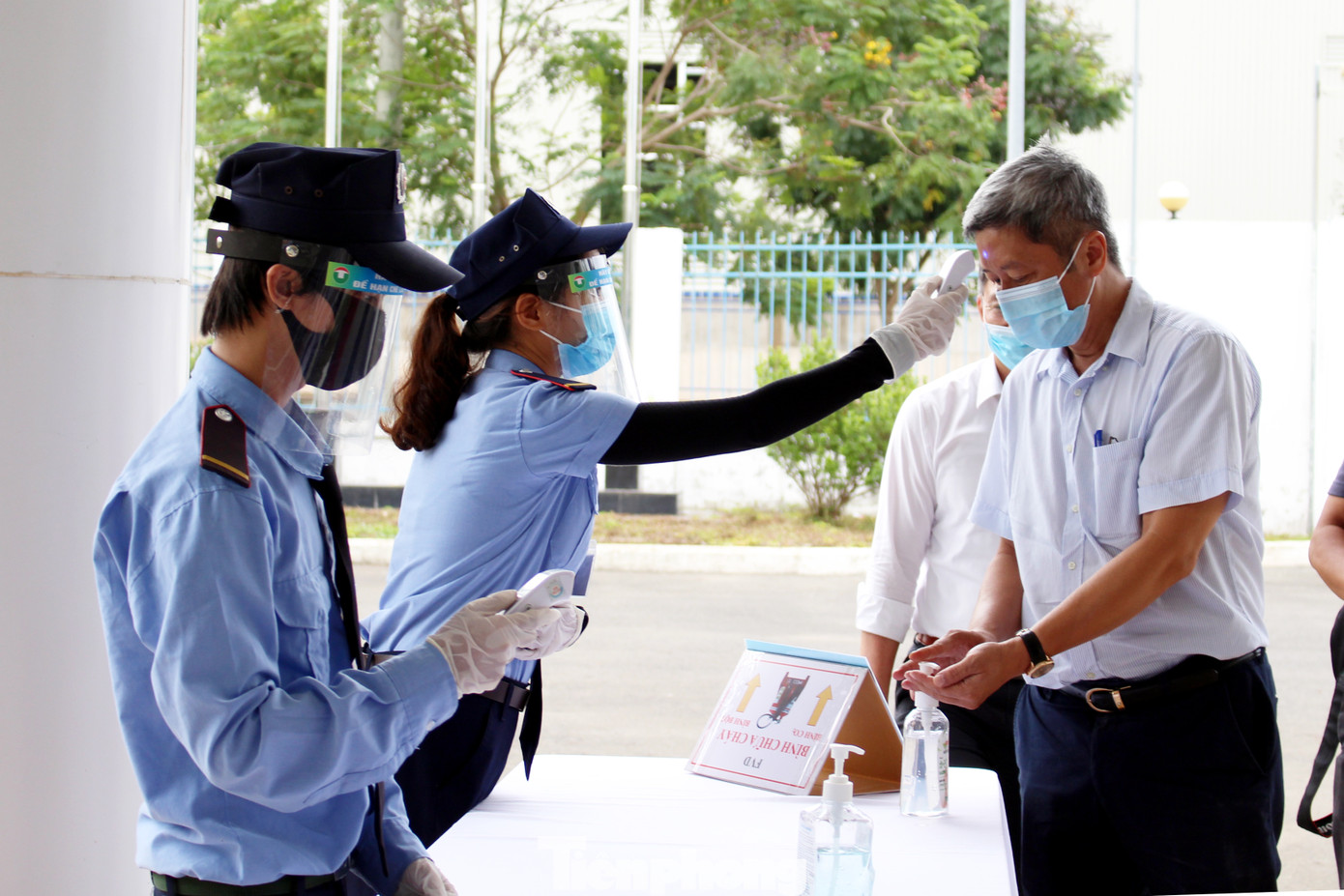 Không để dịch COVID - 19 bùng phát ở các khu công nghiệp ảnh 2