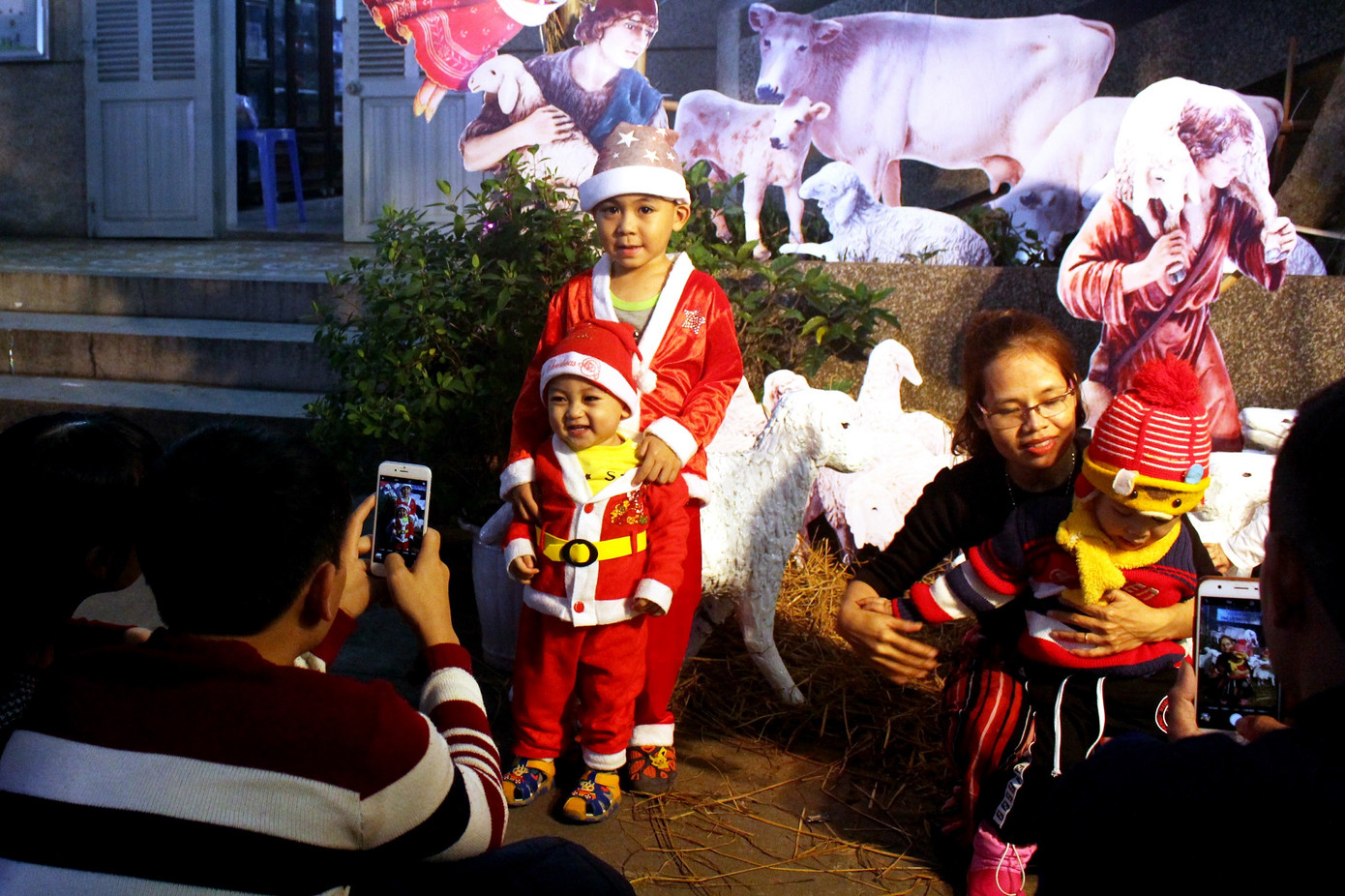 Biển người đổ về Nhà thờ Chính tòa Đà Nẵng đón Giáng sinh ảnh 7