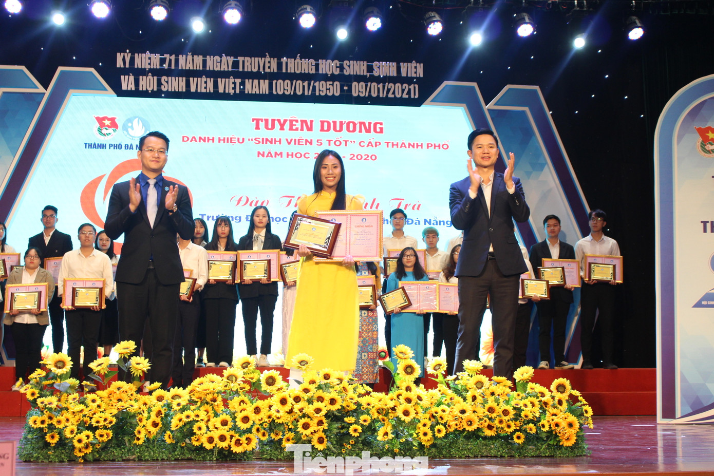 Thành Đoàn Đà Nẵng tặng 300 vé xe Tết cho sinh viên ảnh 1