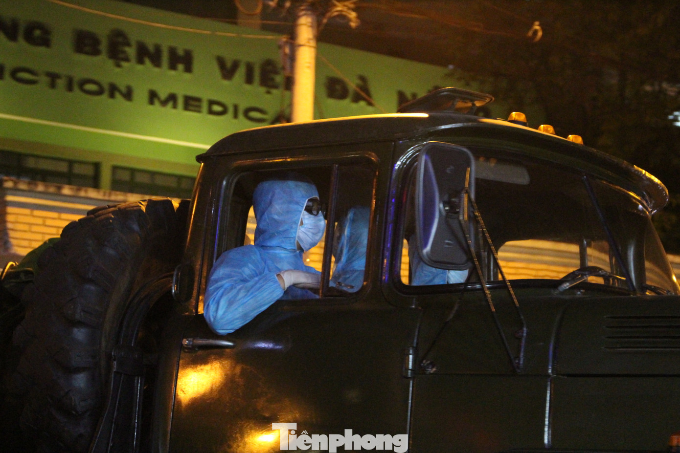 Quân đội phun khử trùng 2 bệnh viện bị phong tỏa ở Đà Nẵng ảnh 11