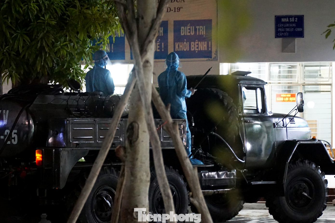 Quân đội phun khử trùng 2 bệnh viện bị phong tỏa ở Đà Nẵng ảnh 12