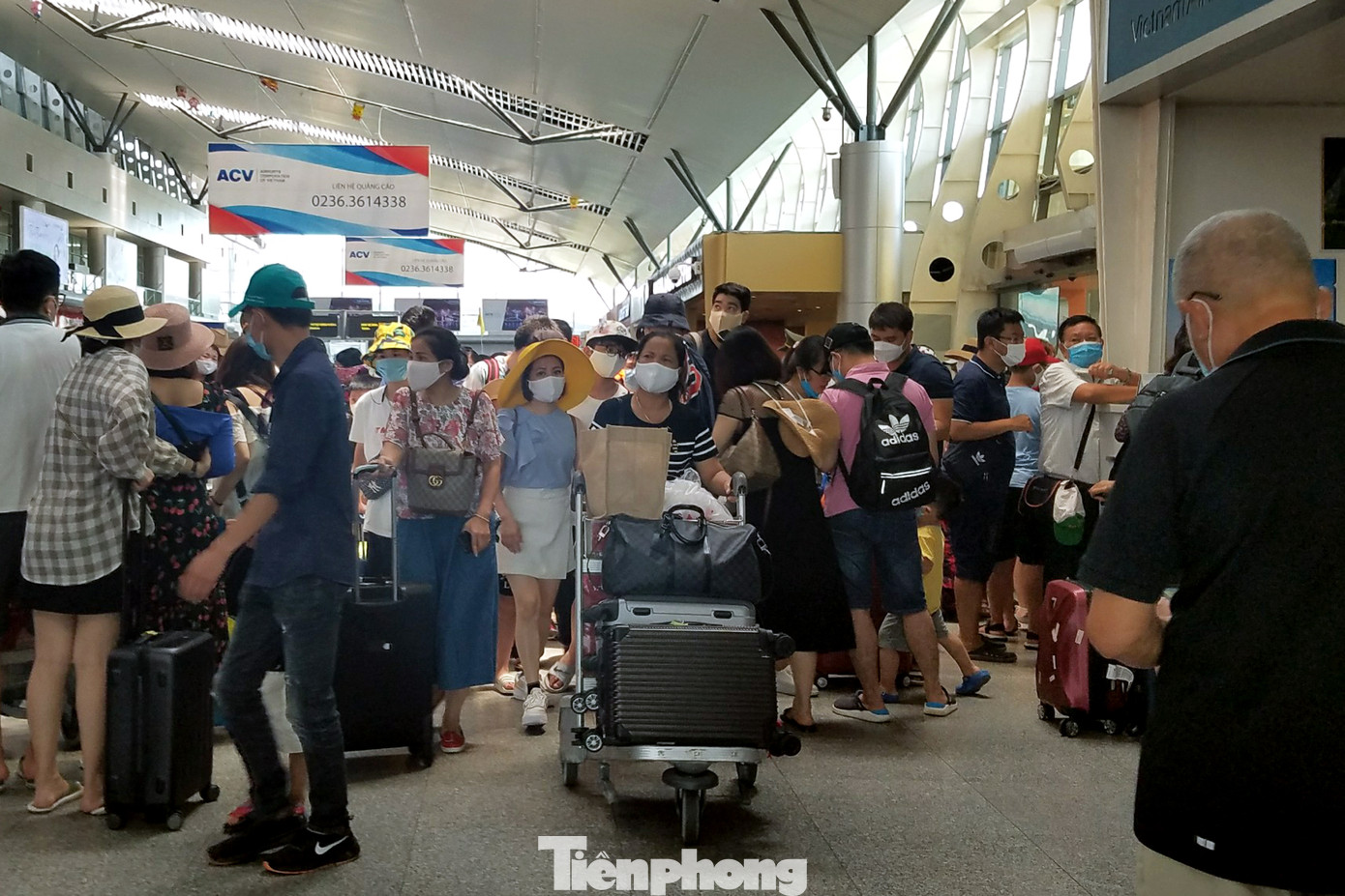 Khách du lịch đổ dồn về sân bay Đà Nẵng 'chạy' giãn cách xã hội ảnh 2