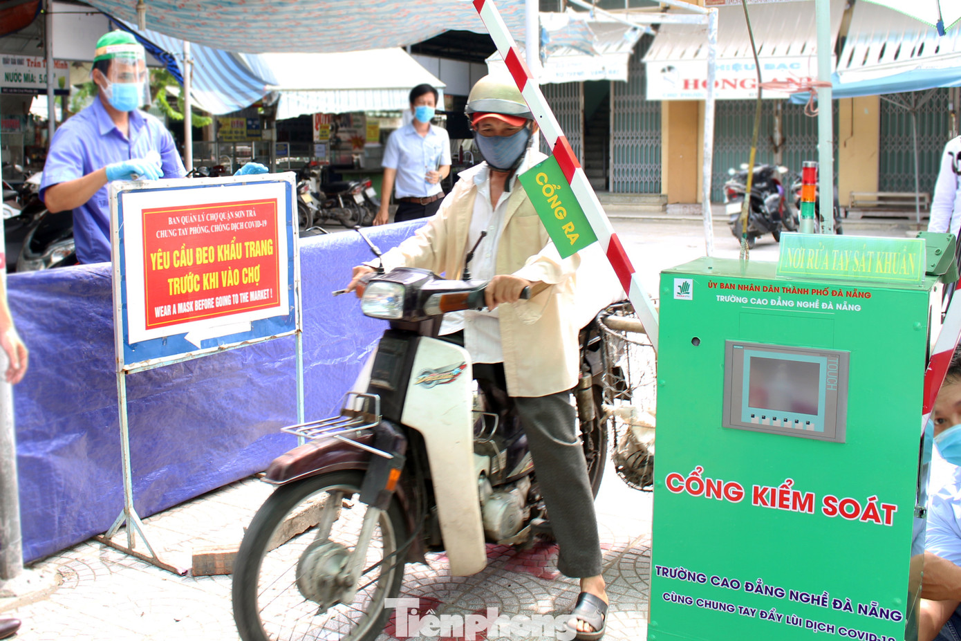 Thầy trò sáng chế cổng kiểm soát lượt người vào chợ ảnh 8