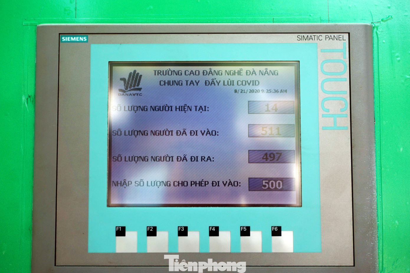 Thầy trò sáng chế cổng kiểm soát lượt người vào chợ ảnh 7