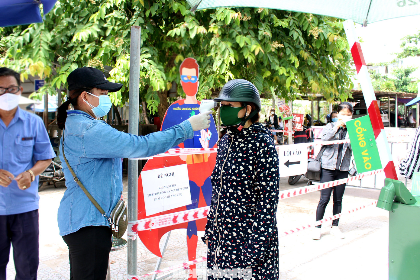 Thầy trò sáng chế cổng kiểm soát lượt người vào chợ ảnh 2