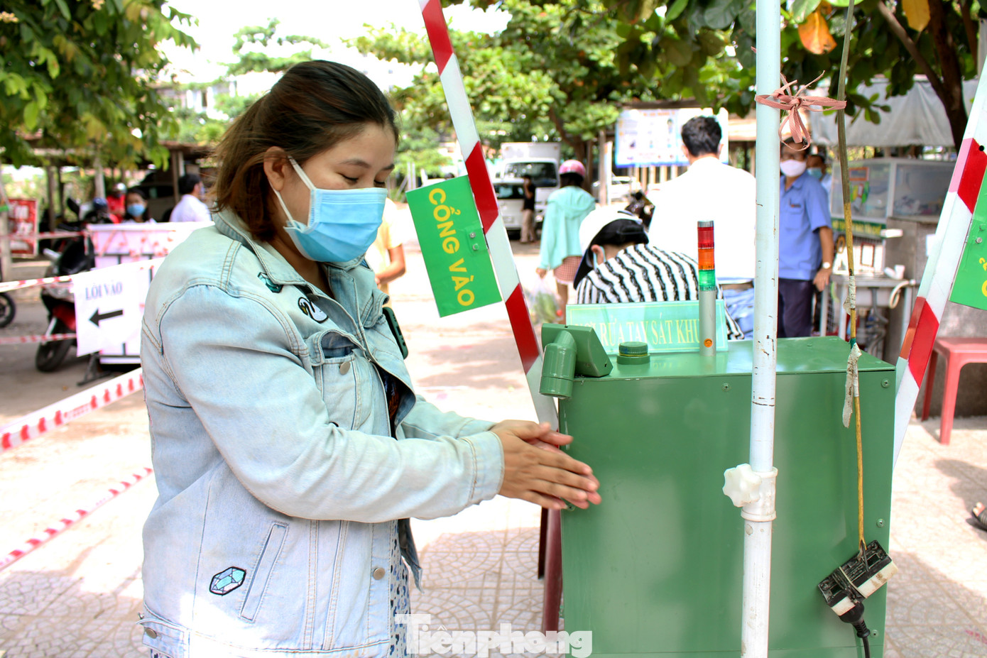 Thầy trò sáng chế cổng kiểm soát lượt người vào chợ ảnh 6