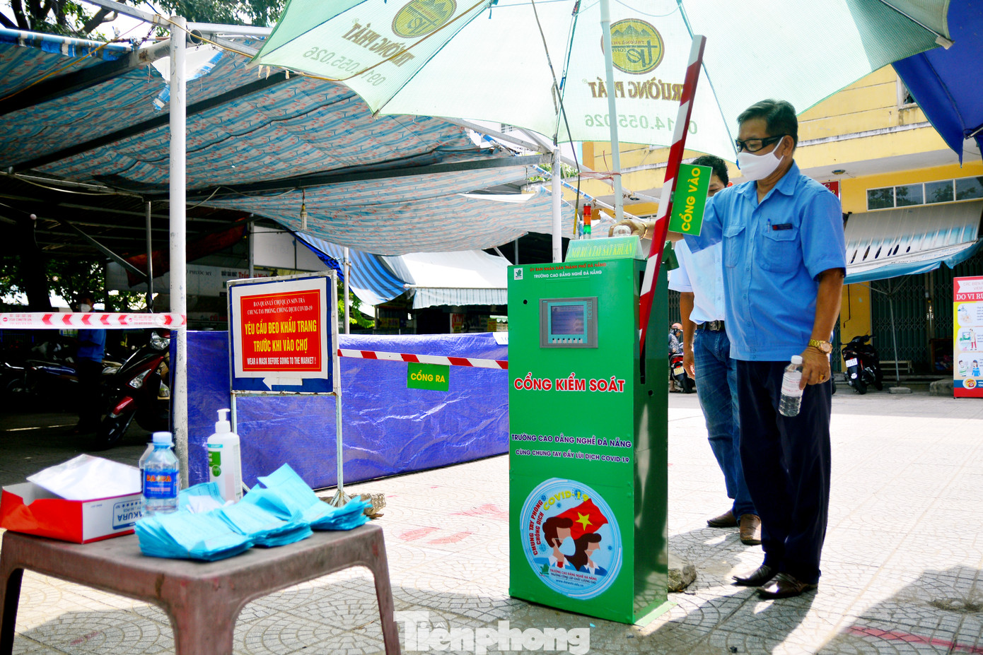 Thầy trò sáng chế cổng kiểm soát lượt người vào chợ ảnh 1