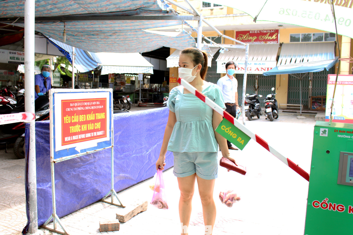 Thầy trò sáng chế cổng kiểm soát lượt người vào chợ ảnh 4