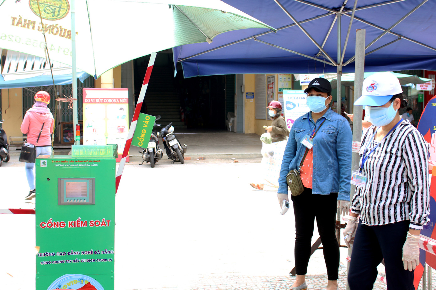 Thầy trò sáng chế cổng kiểm soát lượt người vào chợ ảnh 5