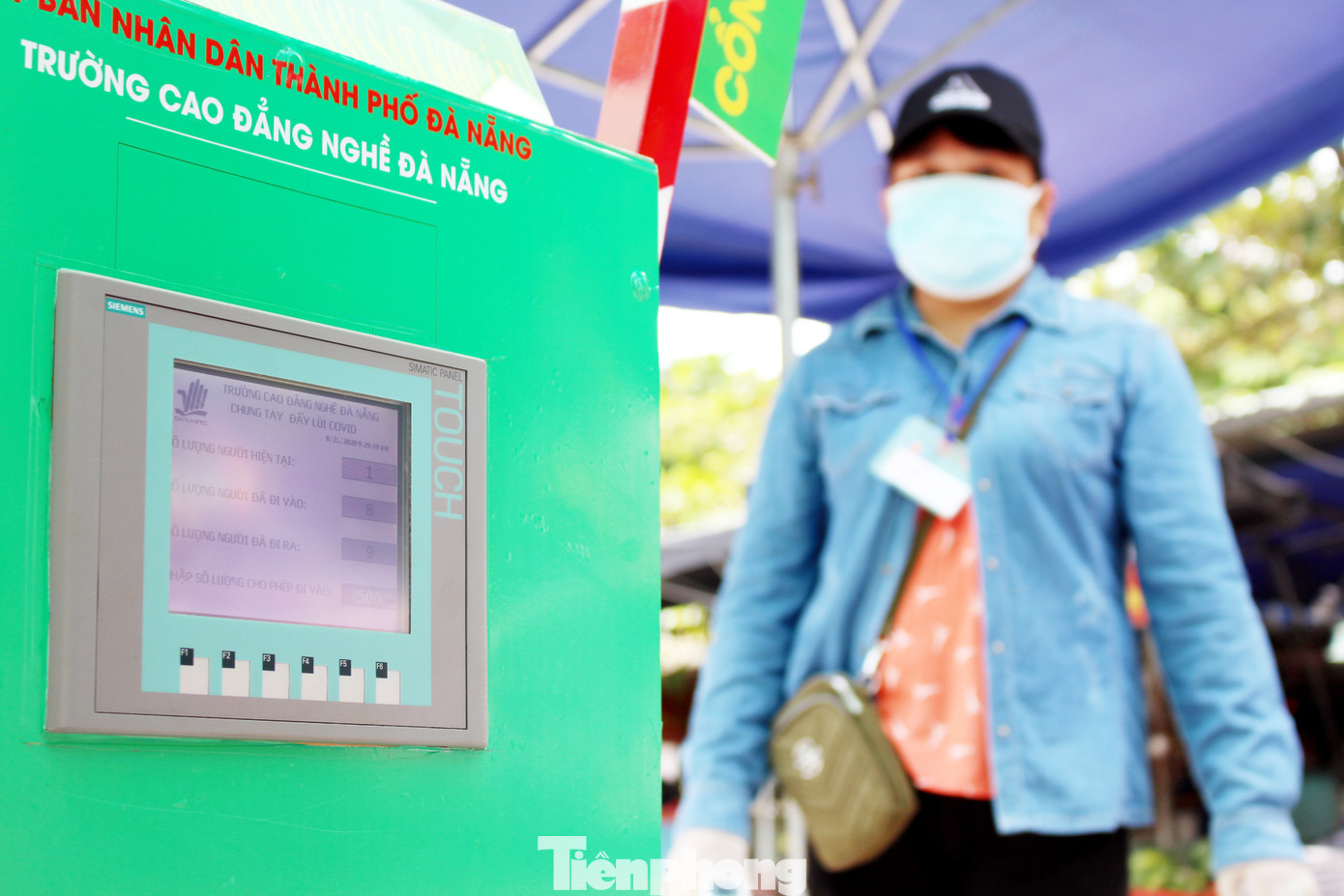 Thầy trò sáng chế cổng kiểm soát lượt người vào chợ ảnh 3