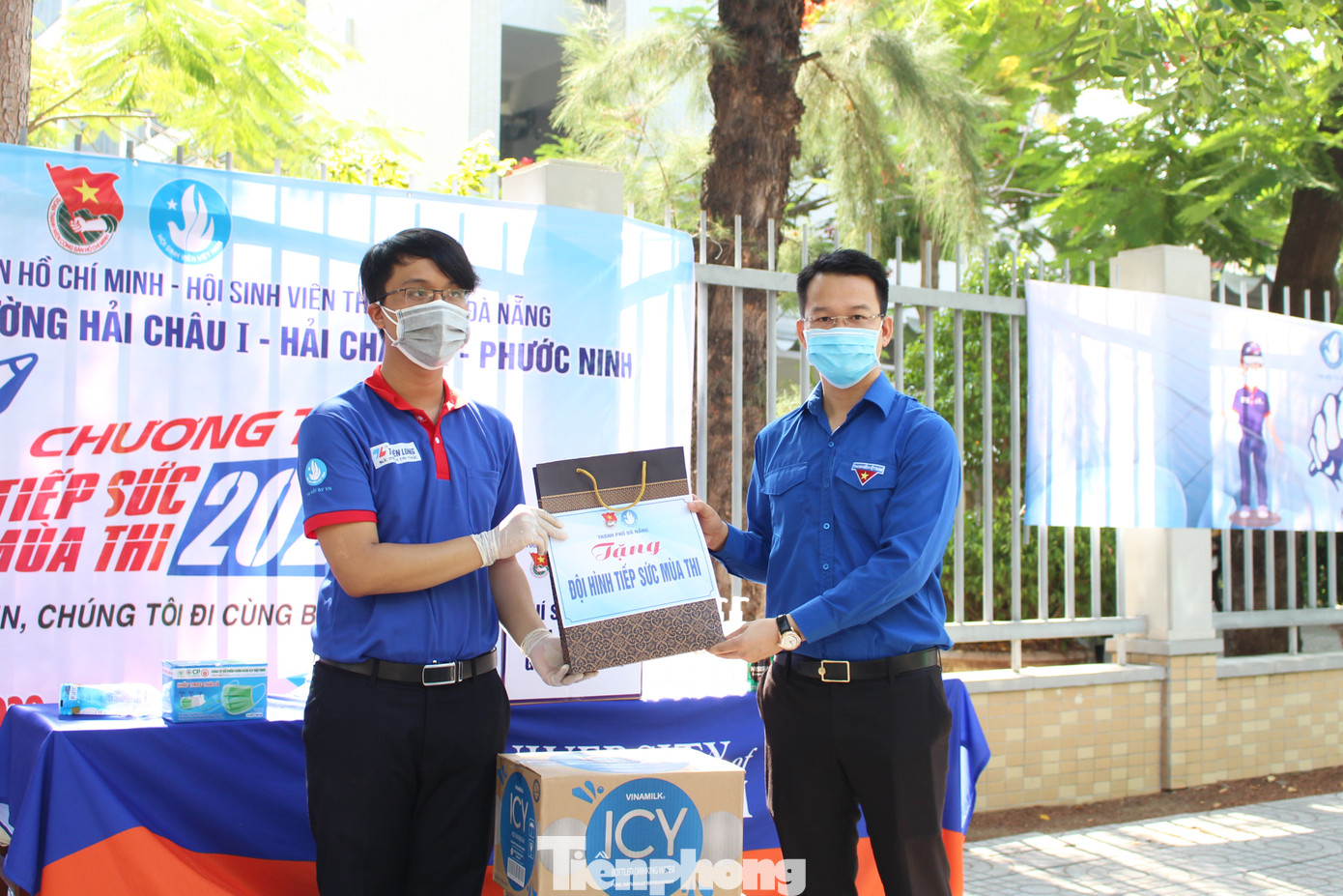 'Áo xanh' tiếp sức sĩ tử trong kỳ thi đặc biệt giữa tâm dịch ảnh 14