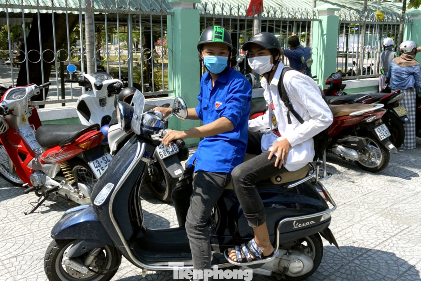 'Áo xanh' tiếp sức sĩ tử trong kỳ thi đặc biệt giữa tâm dịch ảnh 9