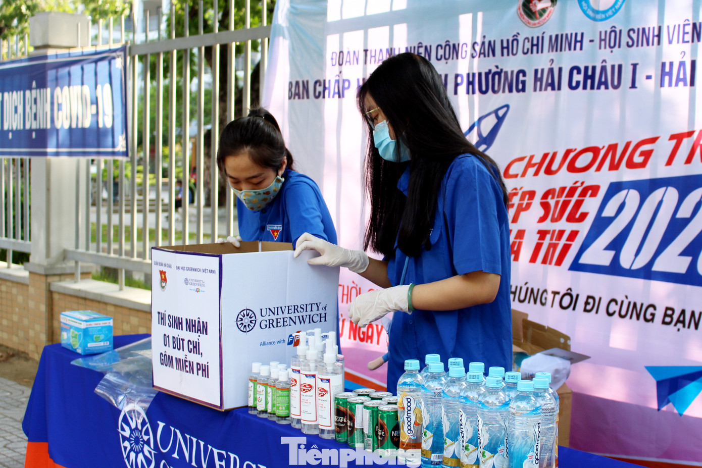 'Áo xanh' tiếp sức sĩ tử trong kỳ thi đặc biệt giữa tâm dịch ảnh 7