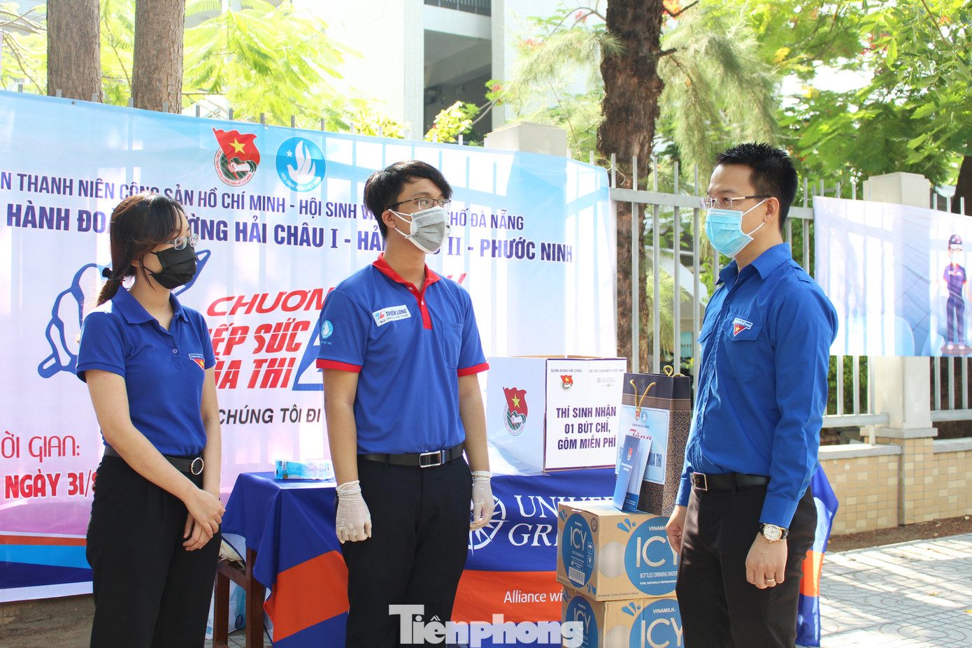 'Áo xanh' tiếp sức sĩ tử trong kỳ thi đặc biệt giữa tâm dịch ảnh 13