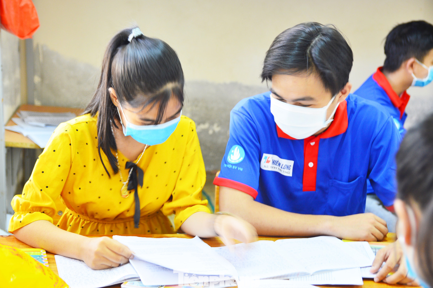 'Áo xanh' tiếp sức sĩ tử trong kỳ thi đặc biệt giữa tâm dịch ảnh 12