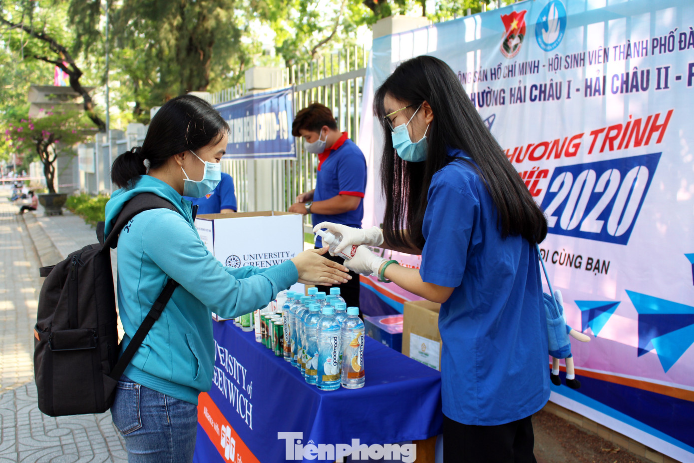 'Áo xanh' tiếp sức sĩ tử trong kỳ thi đặc biệt giữa tâm dịch ảnh 8