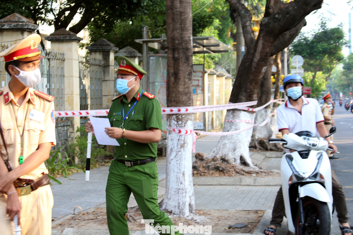 Đà Nẵng: Thí sinh ăn vội gói xôi, hớt hải chạy vào điểm thi ảnh 10