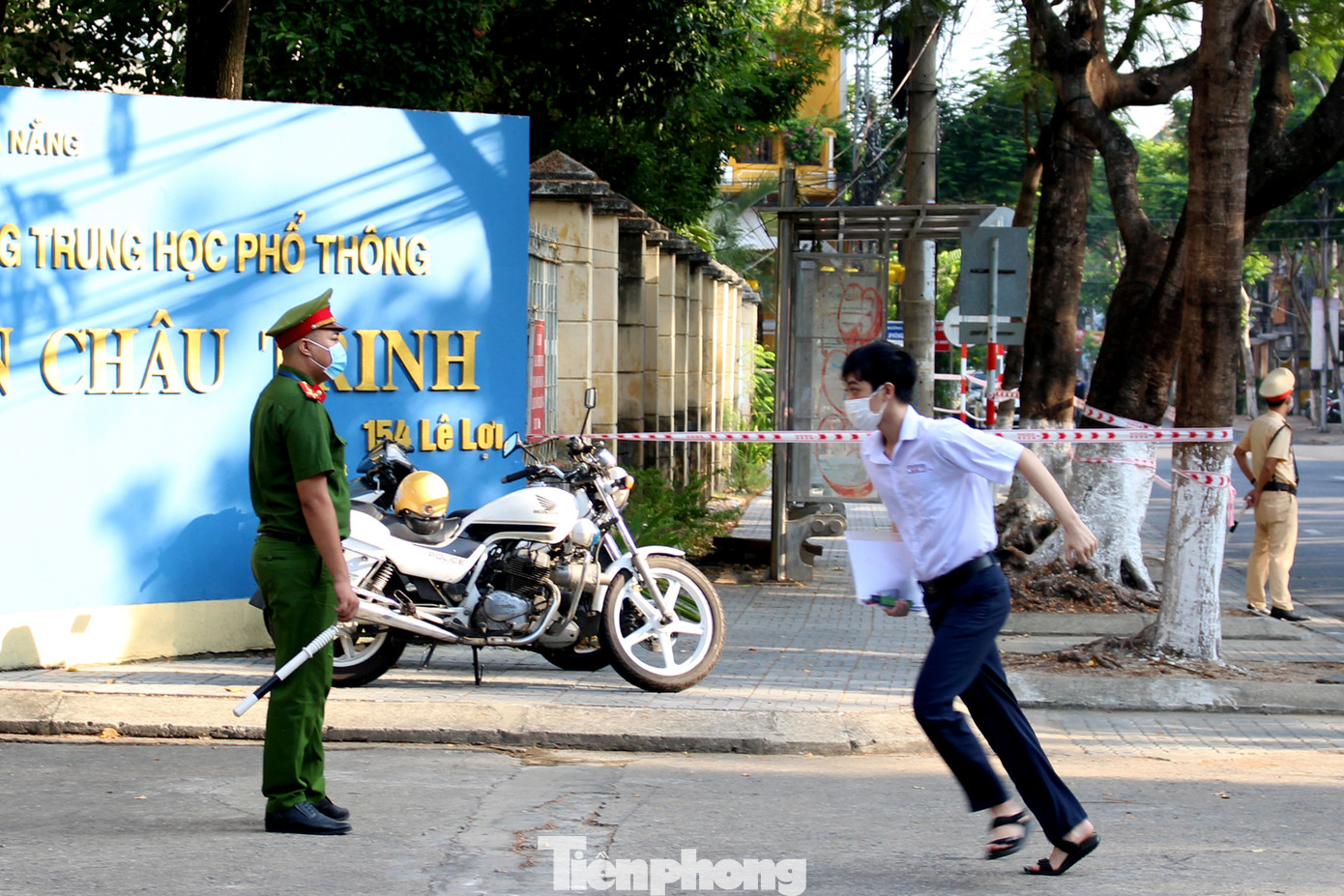 Đà Nẵng: Thí sinh ăn vội gói xôi, hớt hải chạy vào điểm thi ảnh 11
