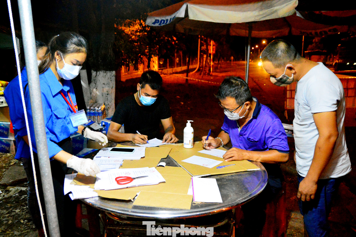 ‘Trắng đêm, xuyên ngày’ hỗ trợ các chốt chặn ở Đà Nẵng ảnh 5