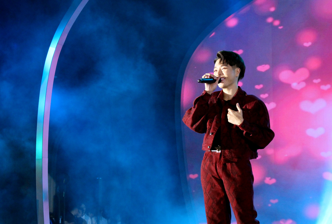 Đức Phúc ‘khuấy động’ khán giả Đà thành, khởi động lễ hội chào năm mới ảnh 2