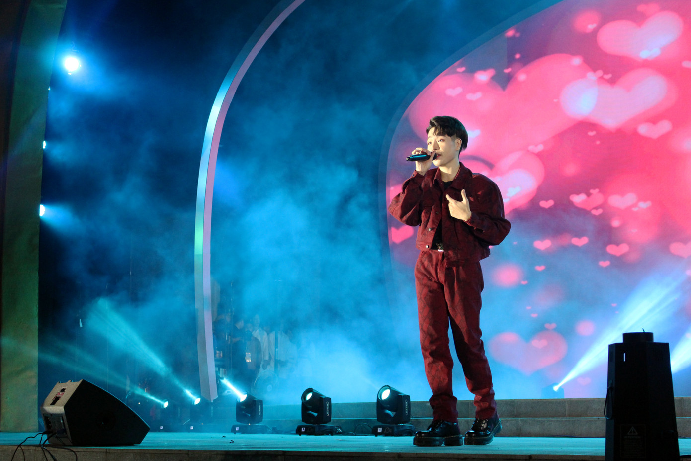 Đức Phúc ‘khuấy động’ khán giả Đà thành, khởi động lễ hội chào năm mới ảnh 1