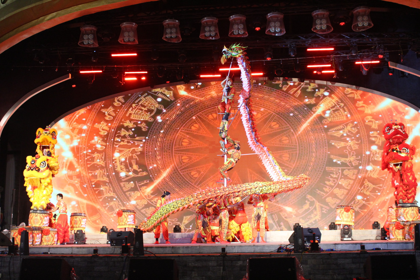 Đức Phúc ‘khuấy động’ khán giả Đà thành, khởi động lễ hội chào năm mới ảnh 7