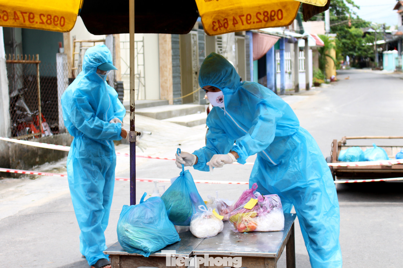 'Áo xanh' đi chợ giúp dân ở khu phong tỏa ảnh 18