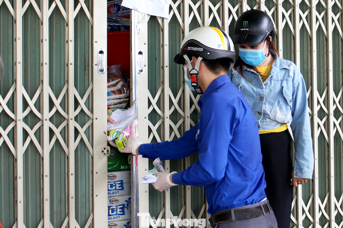 'Áo xanh' đi chợ giúp dân ở khu phong tỏa ảnh 10