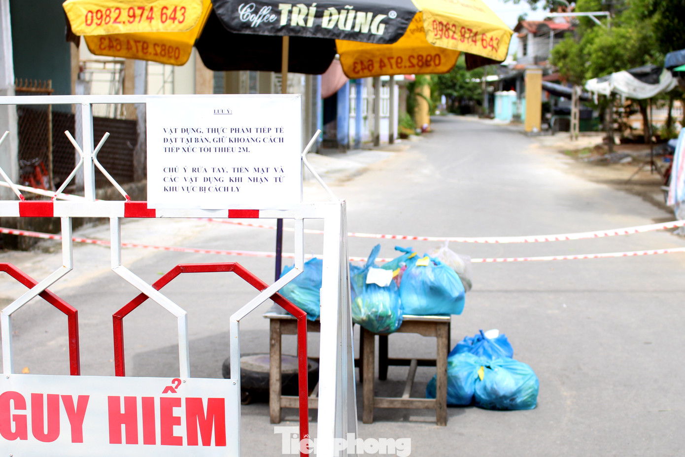 'Áo xanh' đi chợ giúp dân ở khu phong tỏa ảnh 16