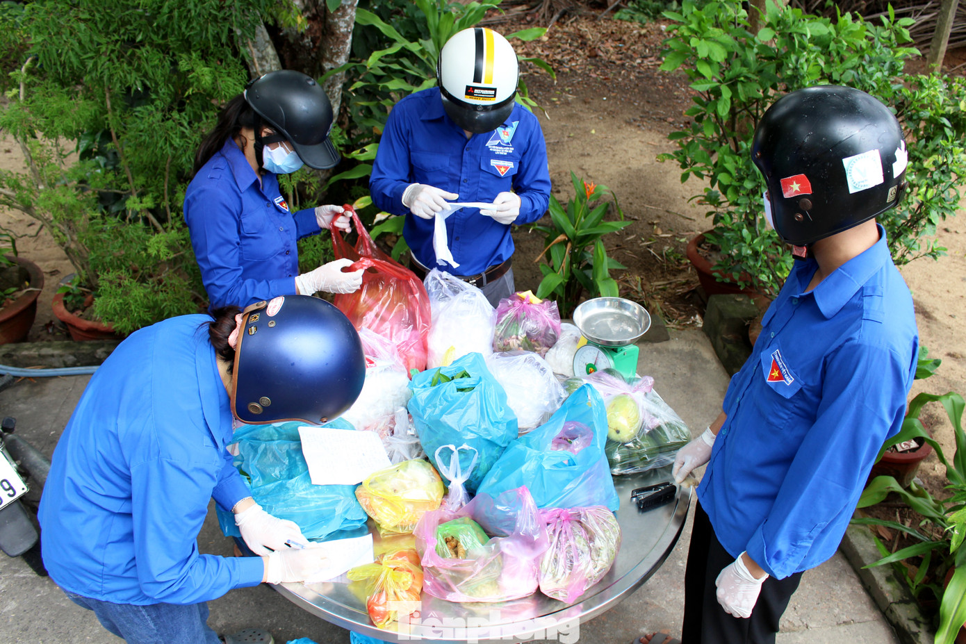 'Áo xanh' đi chợ giúp dân ở khu phong tỏa ảnh 11