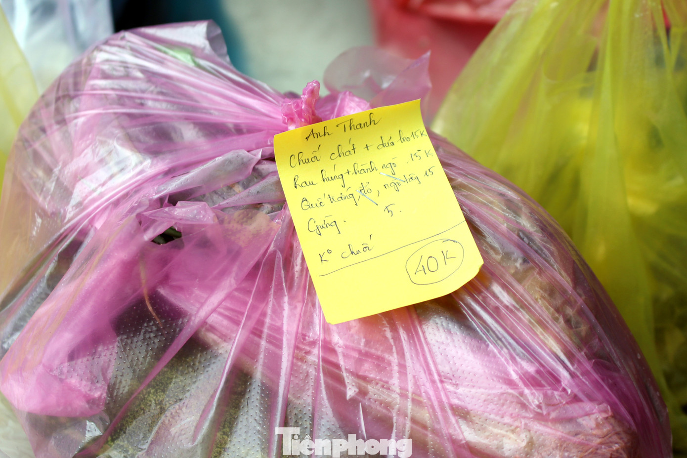 'Áo xanh' đi chợ giúp dân ở khu phong tỏa ảnh 14