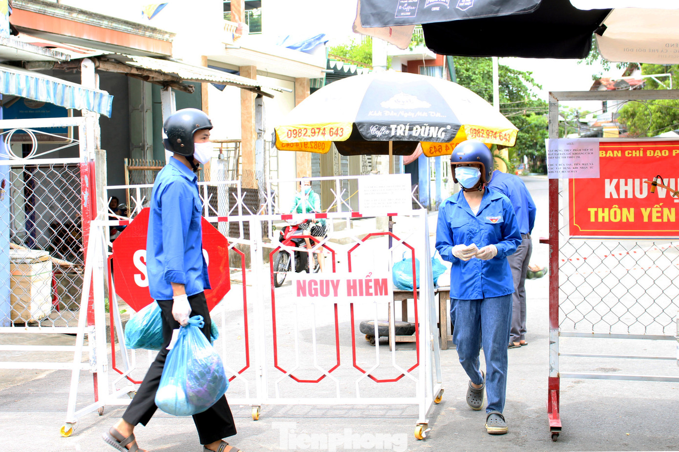 'Áo xanh' đi chợ giúp dân ở khu phong tỏa ảnh 15