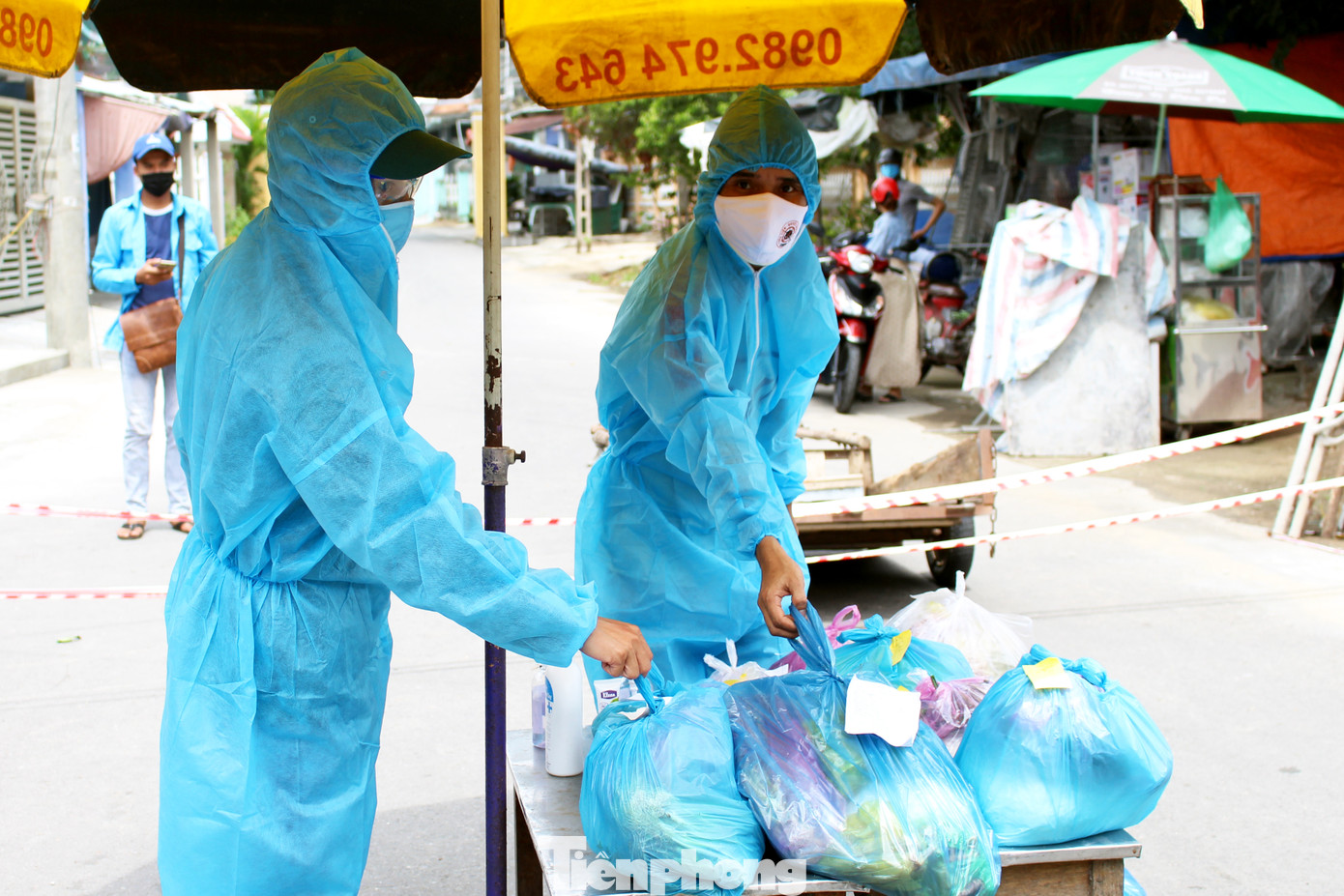 'Áo xanh' đi chợ giúp dân ở khu phong tỏa ảnh 17