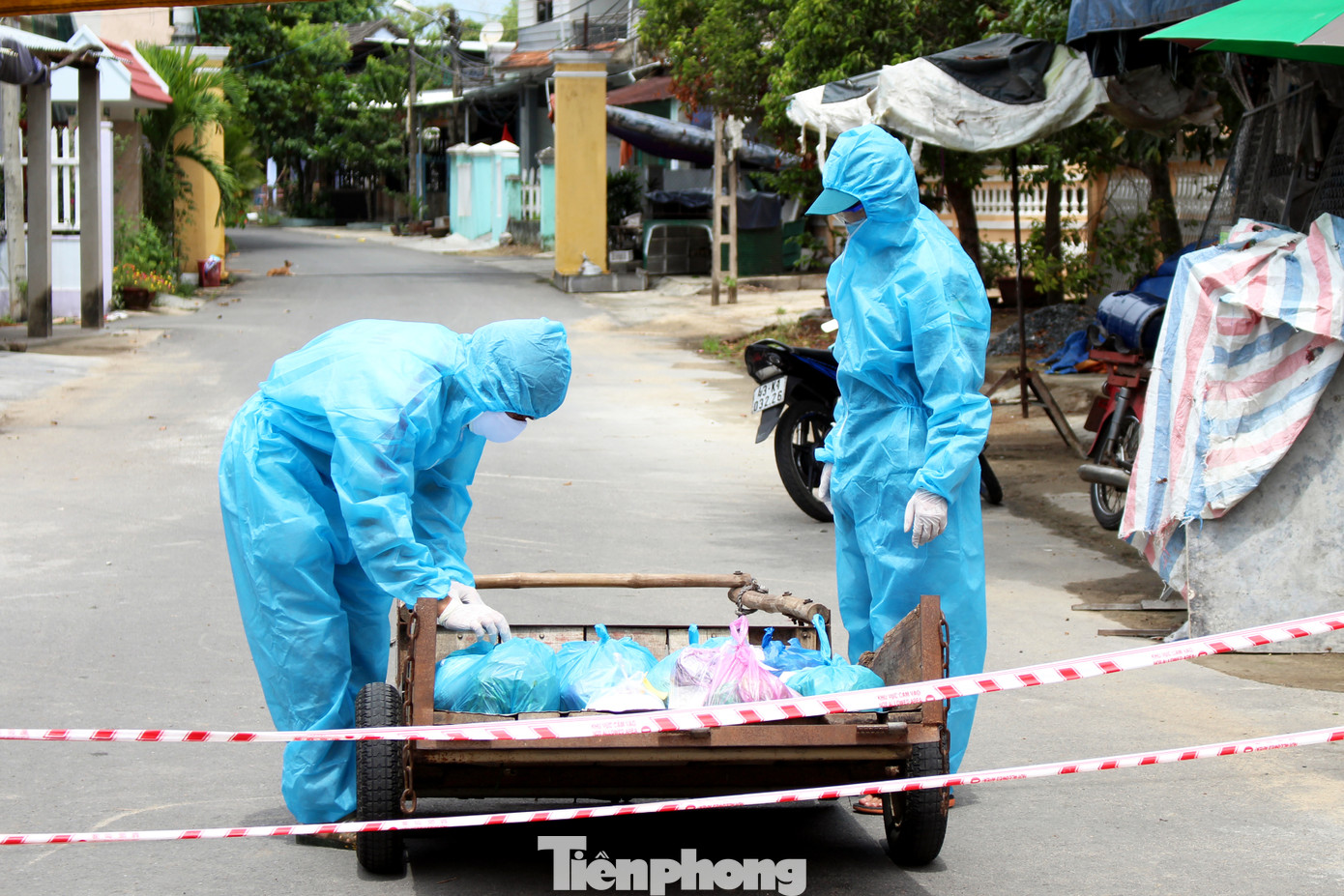 'Áo xanh' đi chợ giúp dân ở khu phong tỏa ảnh 19