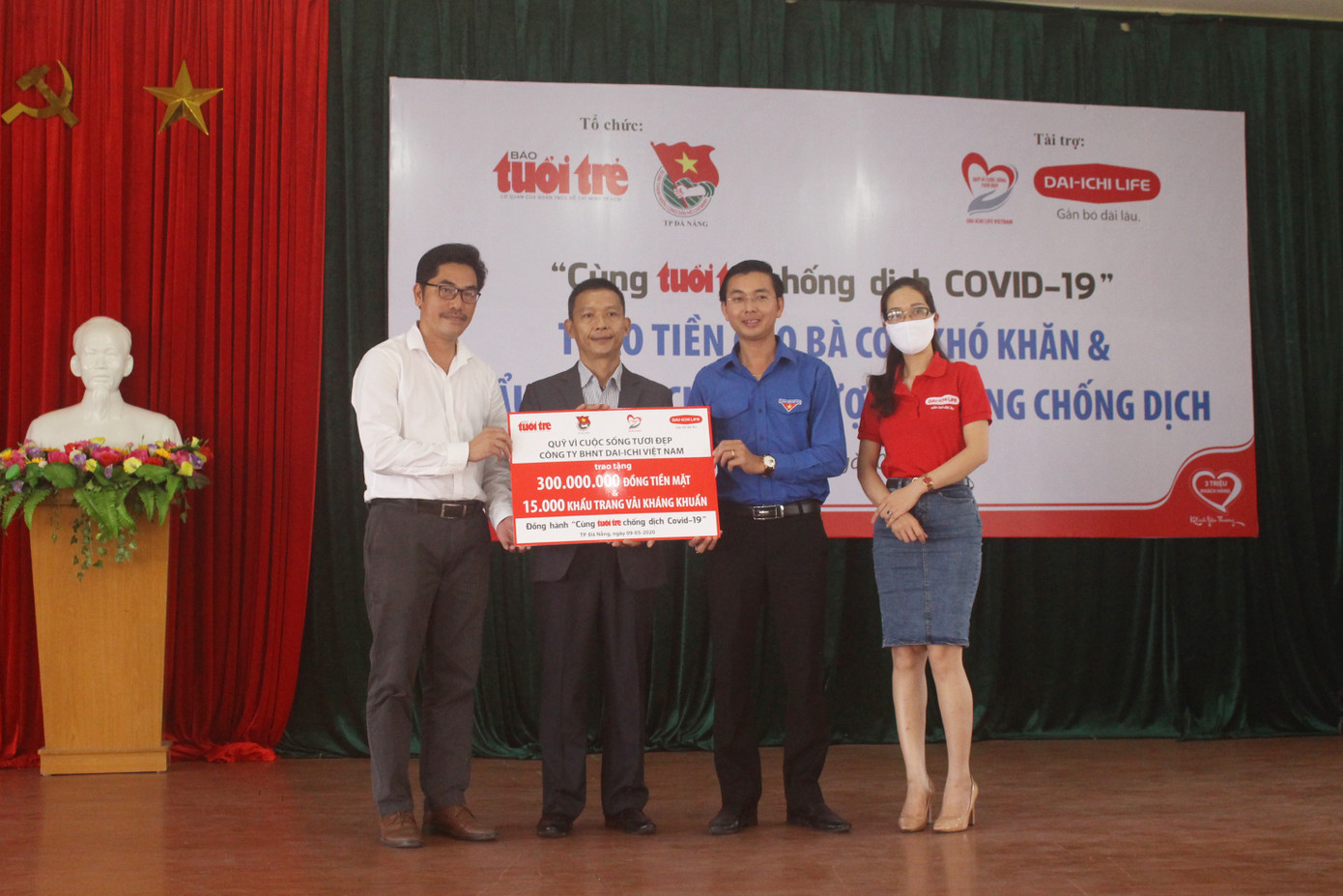 Tặng 300 suất quà cho người bị ảnh hưởng bởi COVID - 19 ​ ảnh 1