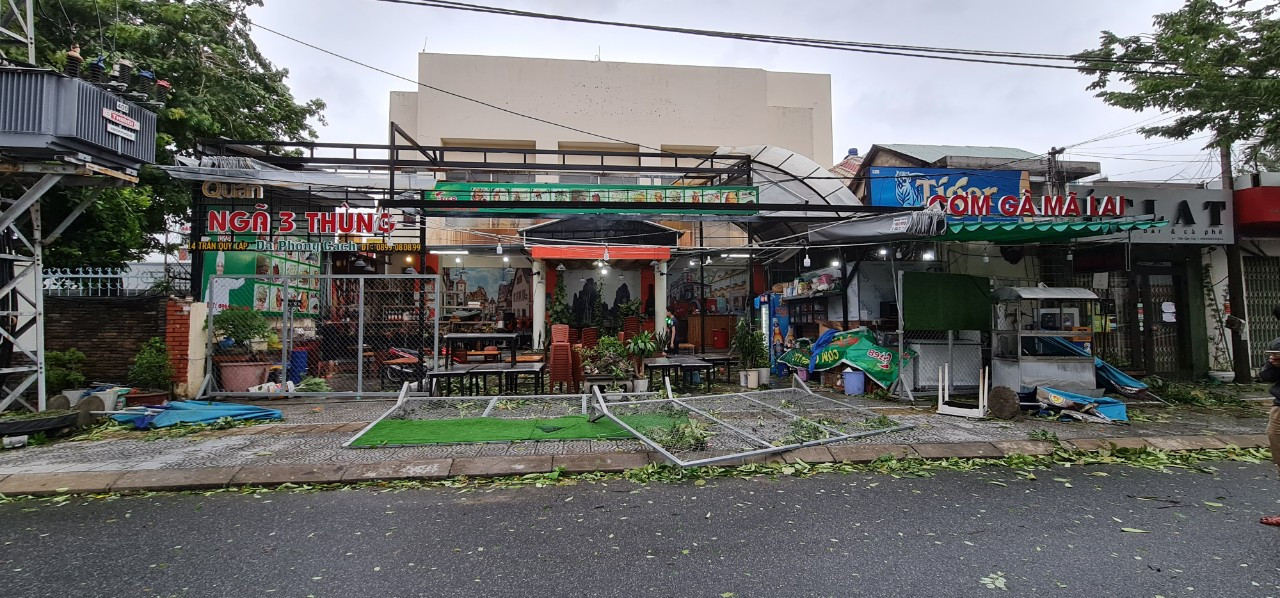 Đà Nẵng ngổn ngang sau bão Molave ảnh 9