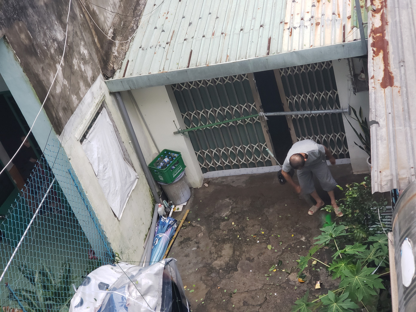 Bão tan, dân Đà Nẵng cùng lực lượng chức năng dọn dẹp đường phố ảnh 4