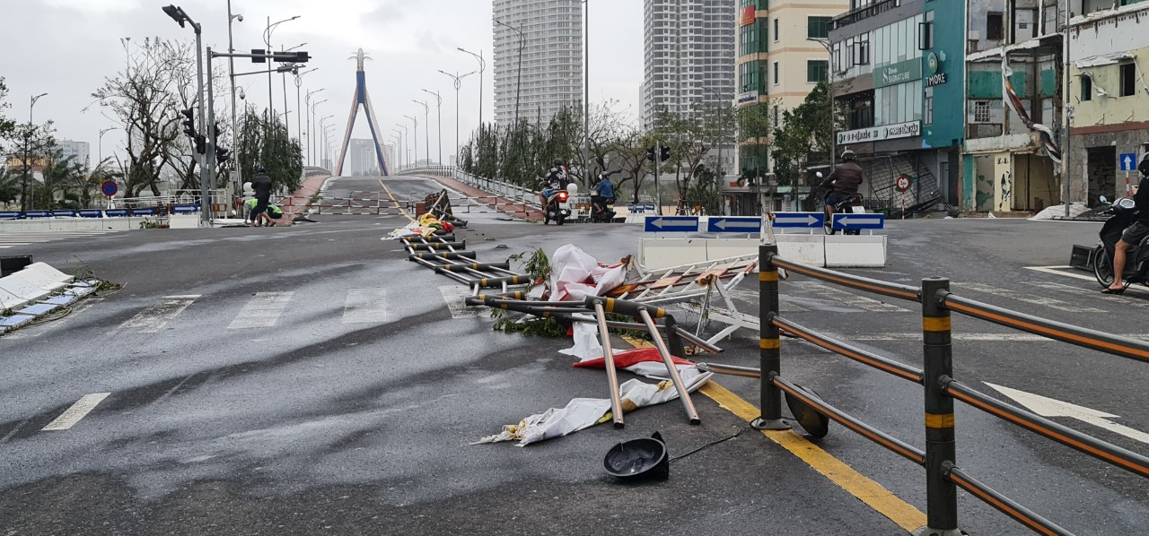 Đà Nẵng ngổn ngang sau bão Molave ảnh 6