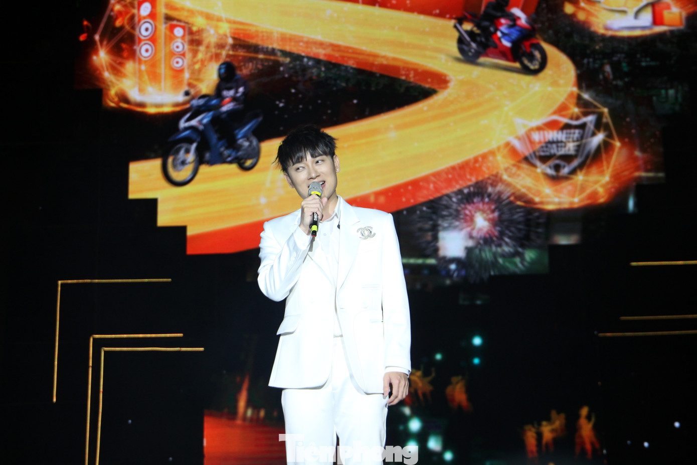 Đen Vâu, BinZ 'cháy' cùng khán giả Đà thành thời khắc bước sang năm mới 2021 ảnh 12