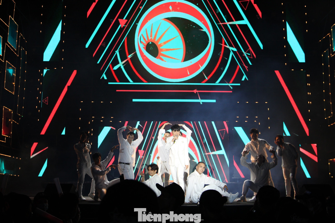 Đen Vâu, BinZ 'cháy' cùng khán giả Đà thành thời khắc bước sang năm mới 2021 ảnh 11