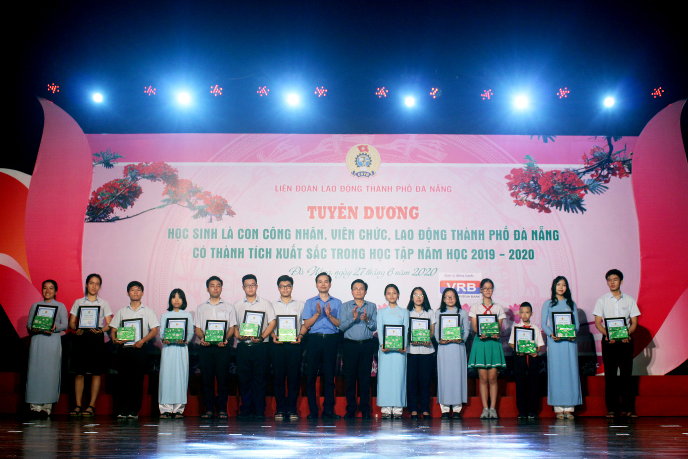 Trao học bổng cho 254 con em người lao động vượt khó học giỏi ảnh 1