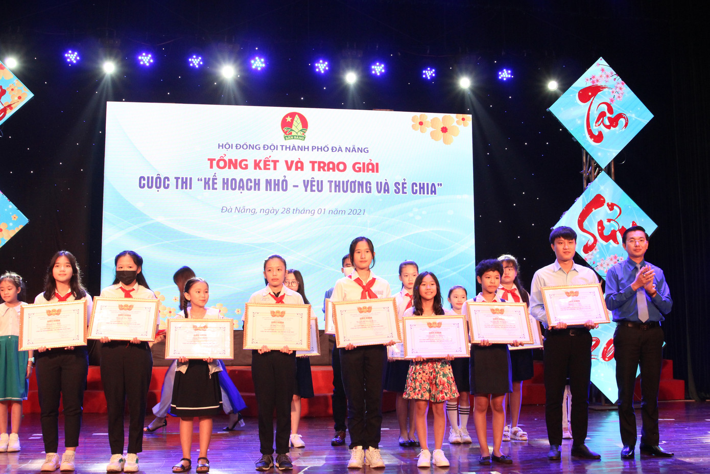 Trao quà Tết, vé xe Tết cho thiếu nhi và thanh niên công nhân ảnh 2