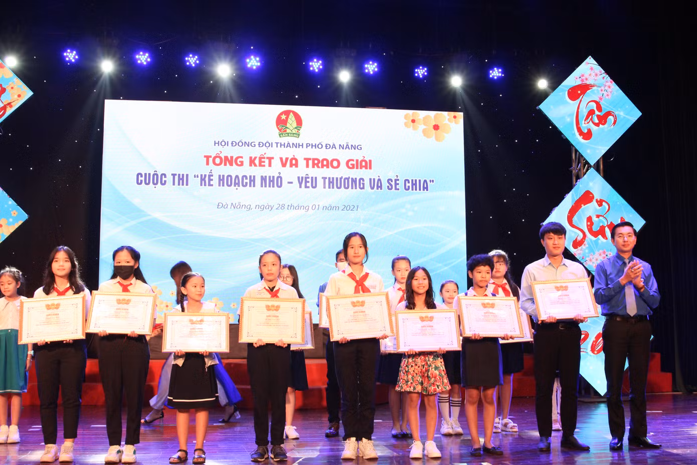 Trao quà Tết, vé xe Tết cho thiếu nhi và thanh niên công nhân ảnh 2
