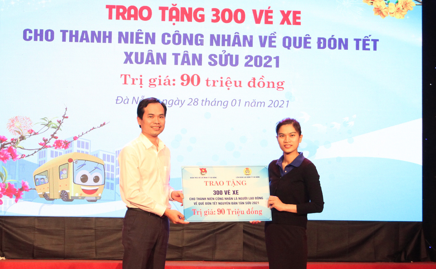 Trao quà Tết, vé xe Tết cho thiếu nhi và thanh niên công nhân ảnh 1