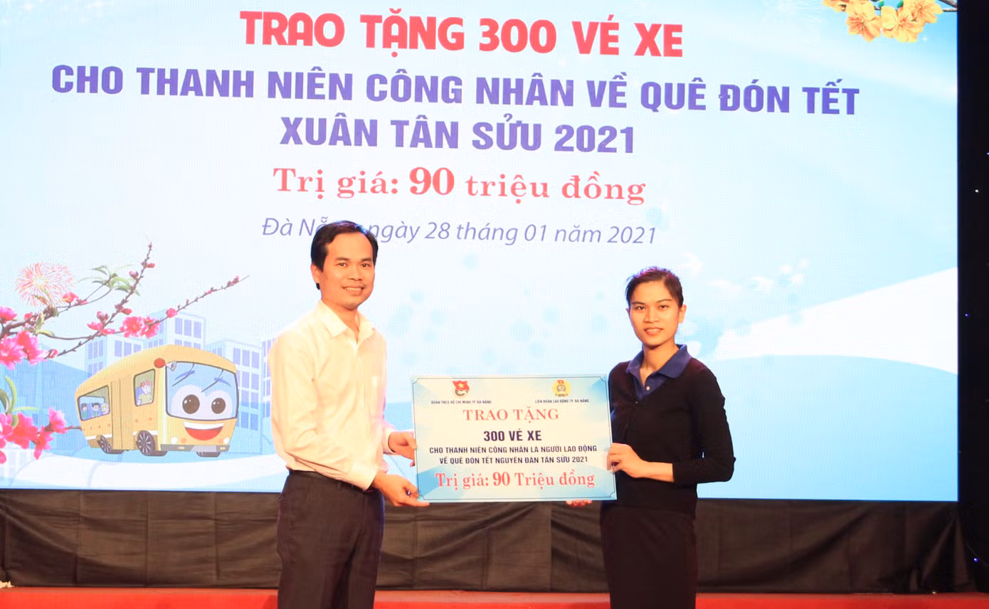 Trao quà Tết, vé xe Tết cho thiếu nhi và thanh niên công nhân ảnh 1
