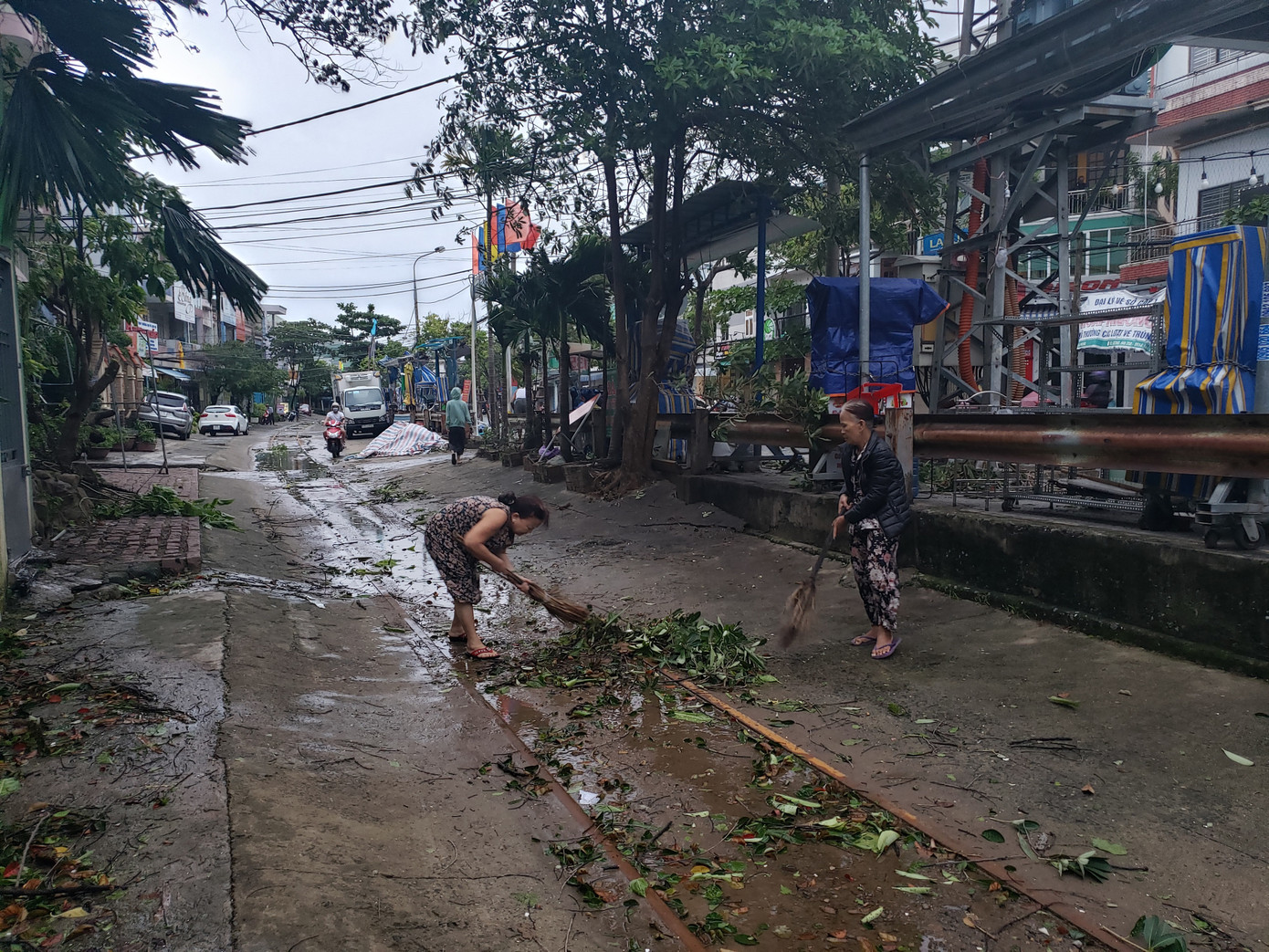 Bão tan, dân Đà Nẵng cùng lực lượng chức năng dọn dẹp đường phố ảnh 5